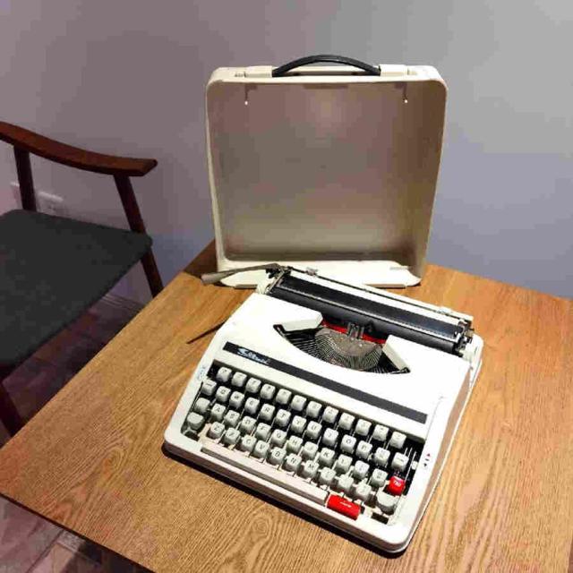 機械タイプライター昔ながらの手動タイプライター、ポータブルで使いやすい-赤黒リボンセット30 * 30 * 10CM