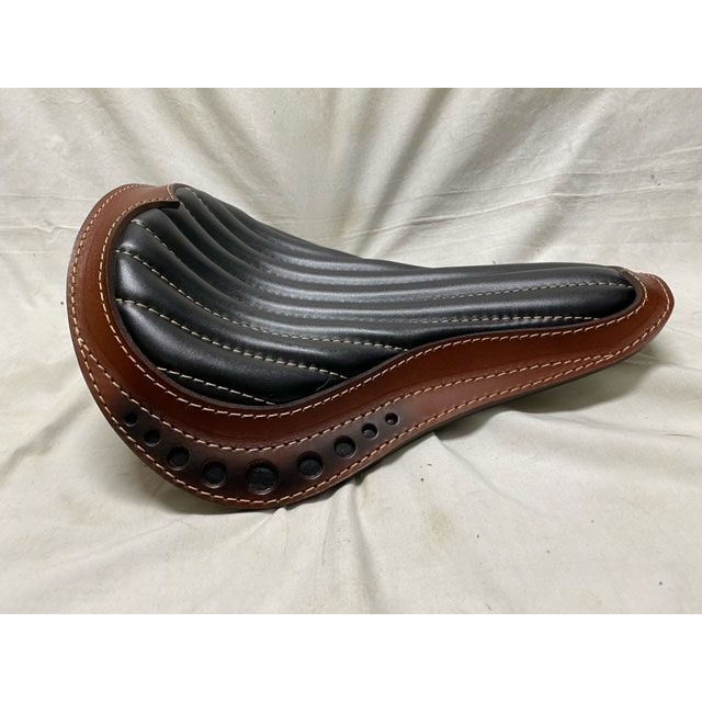 部品屋K&W Lucky Custom Leather製 サドルシート（ブラウン×ブラック） K&W