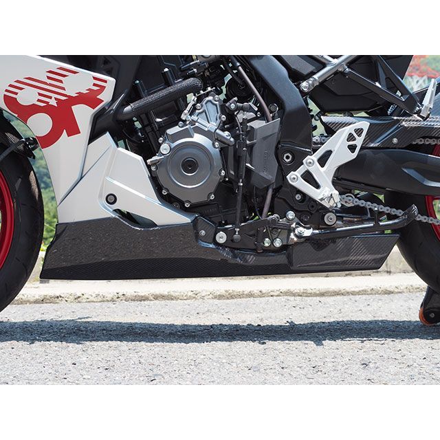 マジカルレーシング GSX-8R アンダーカウルトレイ 材質 FRP製・黒