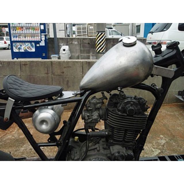 送料無料，100%新品 部品屋K&W SR400/SR500用 エッグタンクI