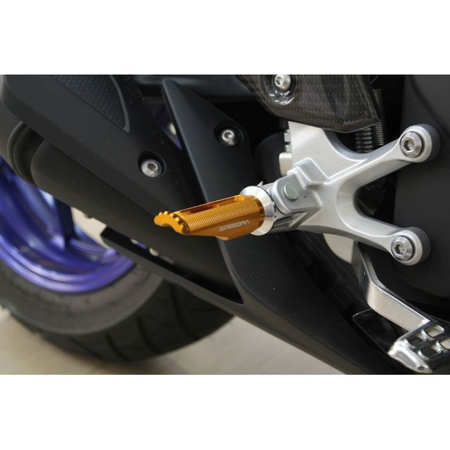 SPEEDRA YZF-R25/YZF-R3/MT-25/MT-03 軽銀削り出し足つき レーシングタイプ 馬乗り用 開びゃく部 しろがね色 ステッ…