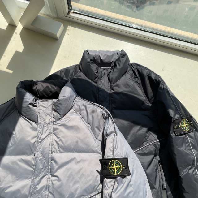 Stone Island 機能的なタートルネック、大きなポケットのダウンジャケット