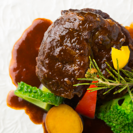 送料無料 鹿児島さつま 黒の三銃士 黒豚ホホ肉 洋食グリル肝付 国産 黒毛和牛 牛タン グリーンペッパー 惣菜 レトルト 常温保存 鹿児島県産 おかずの通販は