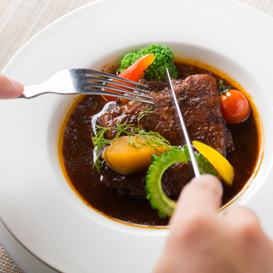 送料無料   鹿児島さつま 黒の三銃士 黒薩摩鶏 洋食グリル肝付 国産 黒毛和牛 牛タン グリーンペッパー 惣菜 レトルト 常温保存 鹿児島県産 おかず ご飯の通販は 5,280円