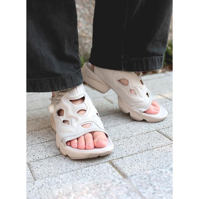 Reebok INSTAPUMP FURY サンダル ★ベージュ 男女兼用 国内発送 Reebok INSTAPUMP FURY サンダル ☆ベージュ 男女兼用 国内発送