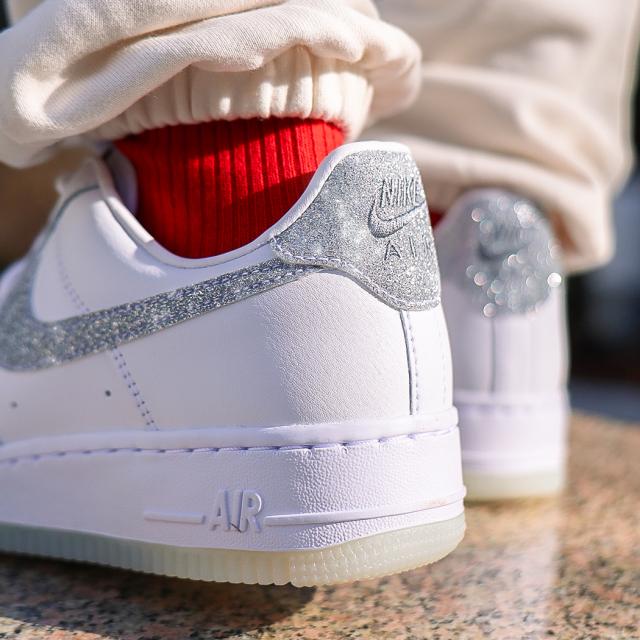 NIKE ナイキ ウィメンズ エアフォース スニーカー WMNS AIR FORCE 1 07 LX GLITTER SWOOSH ( 白 ホワイト ラメ レディース HQ3461-191 )_1
