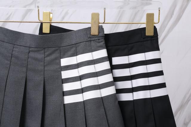 THOM BROWNE TBトム ブラウン クラシックカラー ウーブン ホワイト フォー バー ベーシック スカートの通販は