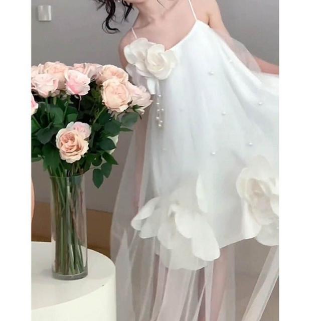 ウエディングドレス aライン ミニ丈 透け感 白 袖なし キャミソールドレス 花 コサージュ 花嫁 結婚式パーティードレス ブライダル ふんわり レイヤー イブニングドレス前撮り後撮り 披露宴_2