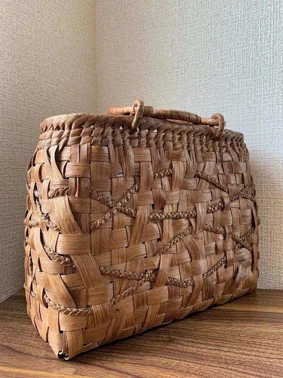 品 長野産 職人手編み ニ色花編み中三つ編み 胡桃山葡萄バッグ