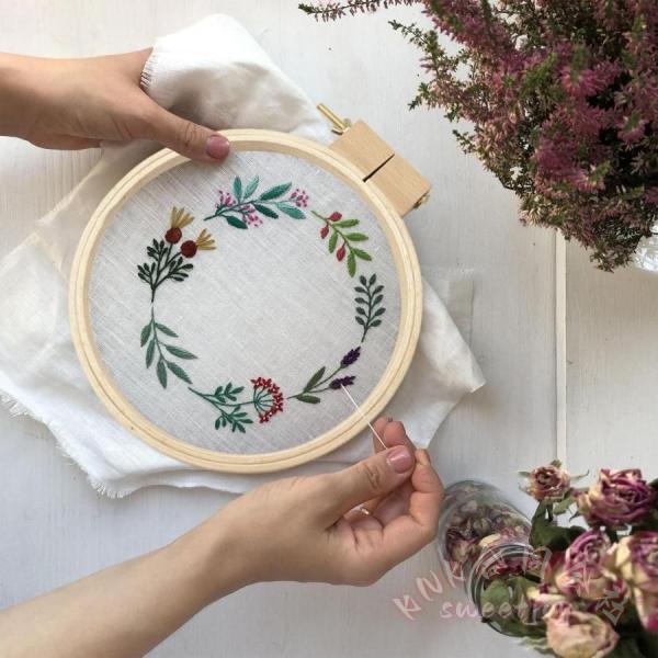刺繍枠 スタンド 木製 回転刺繍フレーム 360度回転 調整可能 スタンディングタイプ 刺繍台 手芸用品 ハンドメイド KNK(株) 作業しやすい_7
