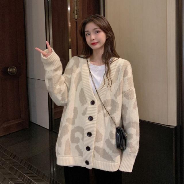 ヒョウ柄ニットカーディガン トップス カーディガン 袖あり l 萌袖 Vネック 前開き かわいい 大人可愛い シンプル カジュアル 大人 おしゃれ お