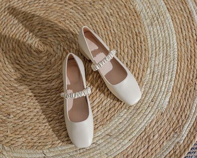 パンプス レザー チャンキーヒール l スクエアトゥ シューズ 靴 シンプル 無地 ゴムバンド パール 3.5cm 5.5cmヒール ミドルヒール 大