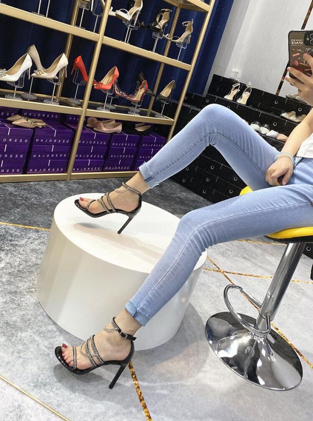 チェーン ハイヒール サンダル l 靴 くつ 8.5cm 9.5cmヒール ピンヒール ラウンドトゥ ストラップ ベルト ビジュー キラキラ 美脚 脚