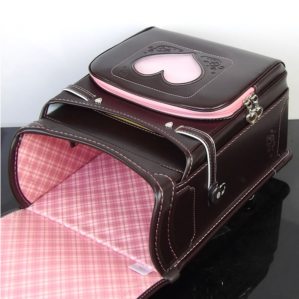 ランドセル ふわりぃ セピア ピンクステッチ キラキラリボンバッジ仕様 ａ４フラットファイル対応 日本製 送料無料の通販はau Pay マーケット かばんのホームデコ