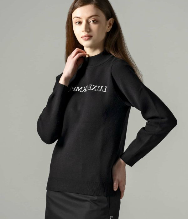 LUXEAKMPLUS リュクスエイケイエムプラス フロントロゴモックネック