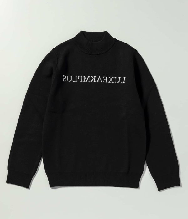 LUXEAKMPLUS リュクスエイケイエムプラス フロントロゴモックネック