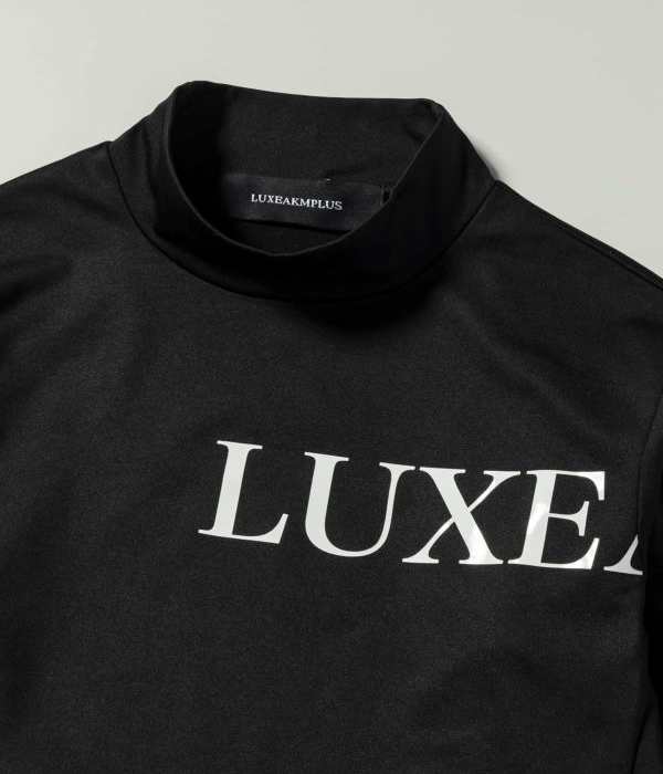 LUXEAKMPLUS リュクスエイケイエムプラス 光沢ロゴモックネックTシャツ