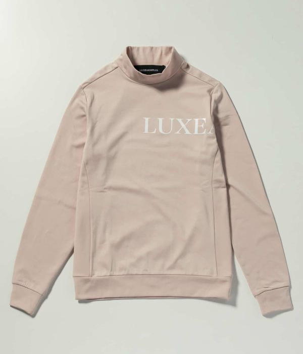 LUXEAKMPLUS リュクスエイケイエムプラス 光沢ロゴモックネックT