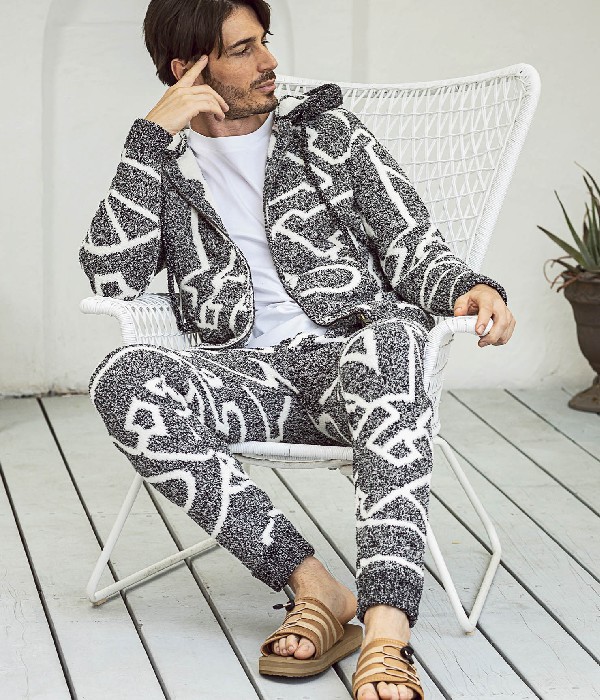 1PIU1UGUALE3 RELAX(ウノピゥウノウグァーレトレ)ビッグロゴ総柄ニット