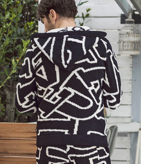 1PIU1UGUALE3 RELAX(ウノピゥウノウグァーレトレ)ビッグロゴ総柄ニット