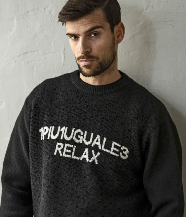 1PIU1UGUALE3 RELAX ウノピゥウノウグァーレトレ リラックス ロゴ