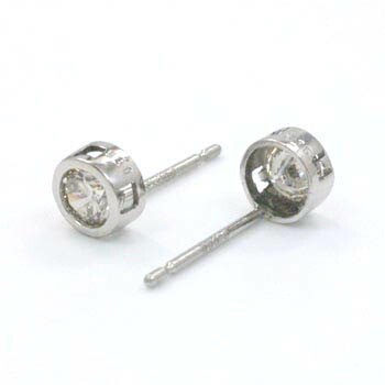 ライトダイヤモンドピアス　プラチナ SＩ2 ライトブラウン ダイヤモンド0.15ctx2ピアス 簡易鑑定カード付き(通常芯・シリコンキャッチ付)の通販は 23,760円