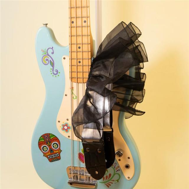 tsundrum_chan シルバー合皮黒フリルギターストラップ｜Silver Faux-Leather &amp; Black Ruffle Guitar Strap_1