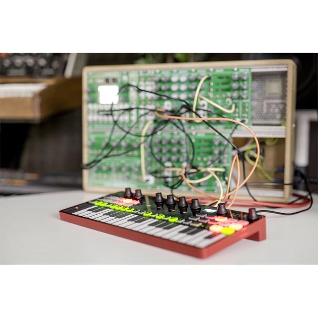 ヨネックス  テニスシューズ(白) 新品 26.5cm IK Multimedia UNO Synth Pro Desktop