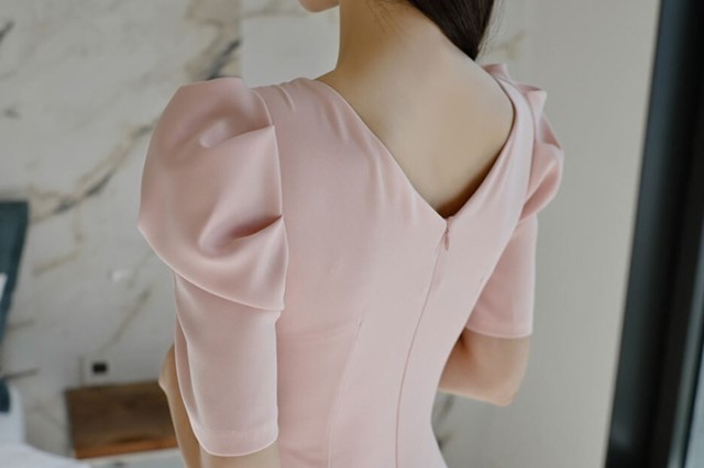 売れ筋アイテム 売上急増中 新登場 レディース 品質安心 女性用 Vネック 背面ジップ パフスリーブ 膝丈 ドレスワンピ ハイウエスト 背面スリット レース ワンピース 膝下 即納対応中 送料無料