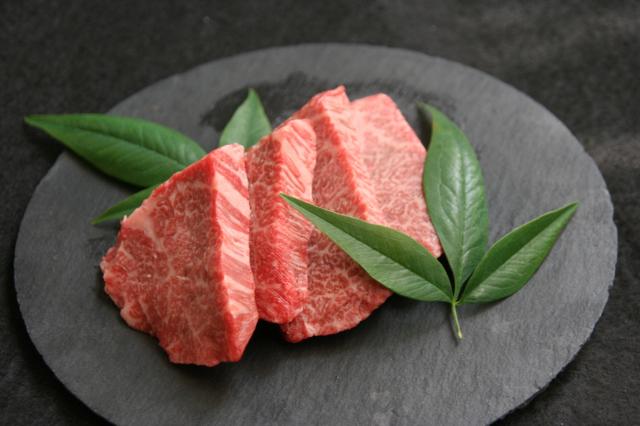 貨物輸送無料 黒毛和牛 100% 4種1.5kg以上詰合せ 肉 福袋 鋤焼き 国産 鋤焼き 切り落とし 御膳上等  肩肉 フィレオ ホルモン ビフテキ