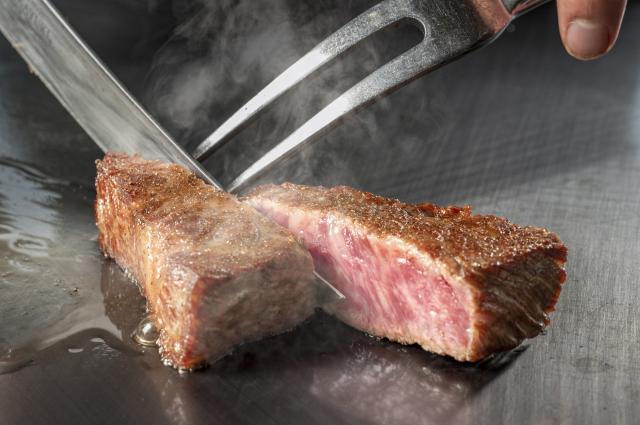 貨物輸送無料 黒毛和牛 100% 4種1.5kg以上詰合せ 肉 福袋 鋤焼き 国産 鋤焼き 切り落とし 御膳上等  肩肉 フィレオ ホルモン ビフテキ