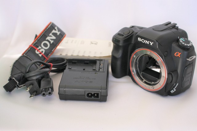 【中古】 SONY デジタル一眼レフカメラ α200 ボディ DSLR-A200 ブラック