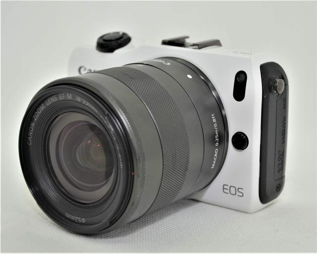 キヤノン　EOS M ダブルレンズキット白　おまけ（カメラバッグ）付き キヤノン EOS M ダブルレンズキット白 おまけ（カメラバッグ