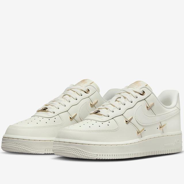 2025年秋冬新作♪ NIKE【ナイキ】 WMNS AIR FORCE 1 07 LX ウィメンズ エア フォース 1 07 LX 【FV3654-111】 セイル/メタリックゴールド