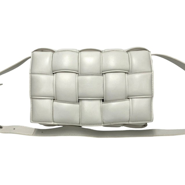 BOTTEGA VENETA ボッテガヴェネタ パデッドカセット レザー ショルダーバッグ ホワイト 27188の通販は