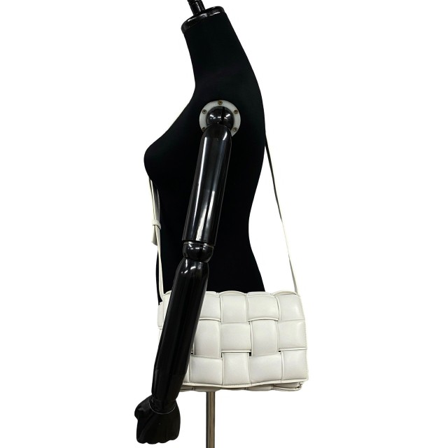 BOTTEGA VENETA ボッテガヴェネタ パデッドカセット レザー ショルダーバッグ ホワイト 27188の通販は