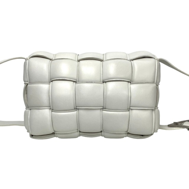 BOTTEGA VENETA ボッテガヴェネタ パデッドカセット レザー ショルダーバッグ ホワイト 27188の通販は