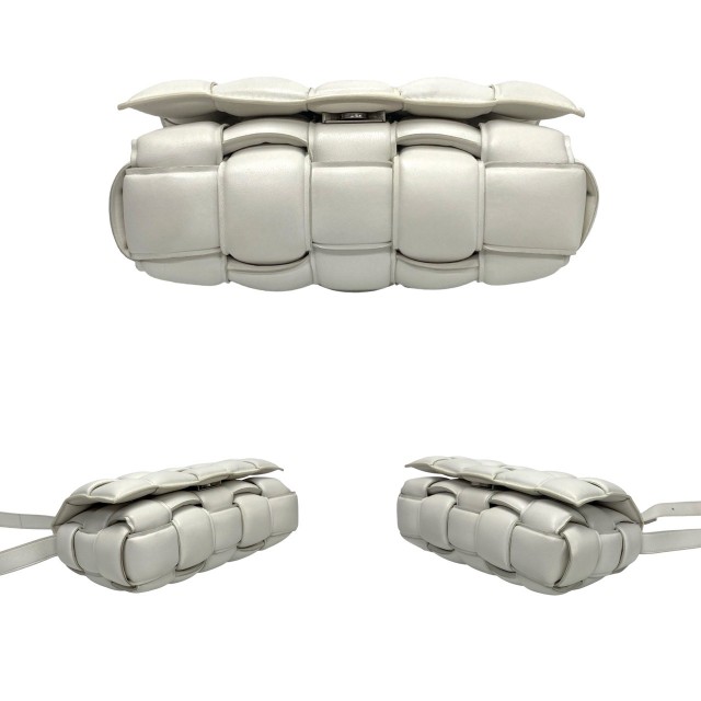 BOTTEGA VENETA ボッテガヴェネタ パデッドカセット レザー ショルダーバッグ ホワイト 27188の通販は