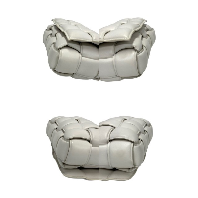 BOTTEGA VENETA ボッテガヴェネタ パデッドカセット レザー ショルダーバッグ ホワイト 27188の通販は