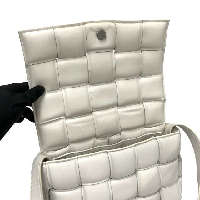 BOTTEGA VENETA ボッテガヴェネタ パデッドカセット レザー ショルダーバッグ ホワイト 27188の通販は