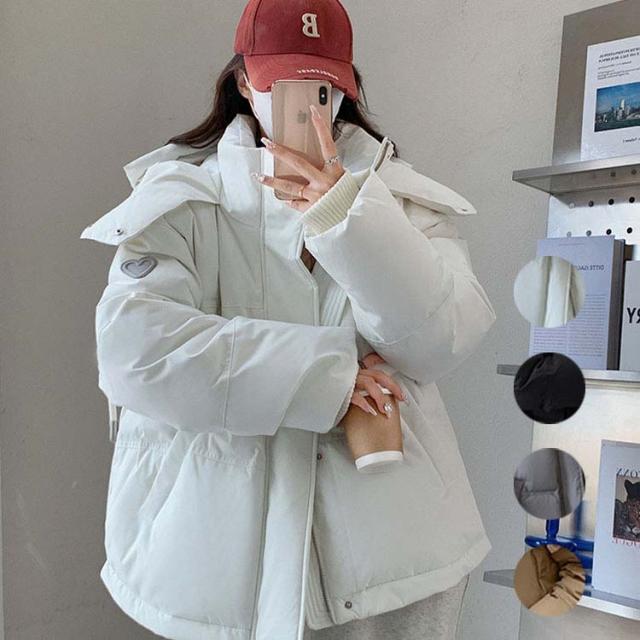 新作 防寒性抜群！ショートコートフェイクダウンコート レディース アウター 保温/防風  スリム効果 ジャケットレディース　通勤用 冬 ポケット 大きいサイズ 韓国風 レッド スイカレッド ブラック ホワイト 中綿 フード トレーナーの通販は
