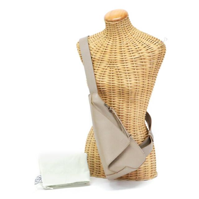 【Aランク】 ロエベ LOEWE アントン スリング ソフトグレインカーフ (レザー) アナグラム B511A09X06 ボディバッグ クロスボディ ショルダーバッグ スリングバッグ 斜め掛け 肩掛け メンズ レディース サンド (ベージュ) 美品 中古 may26001の通販は 93,390円