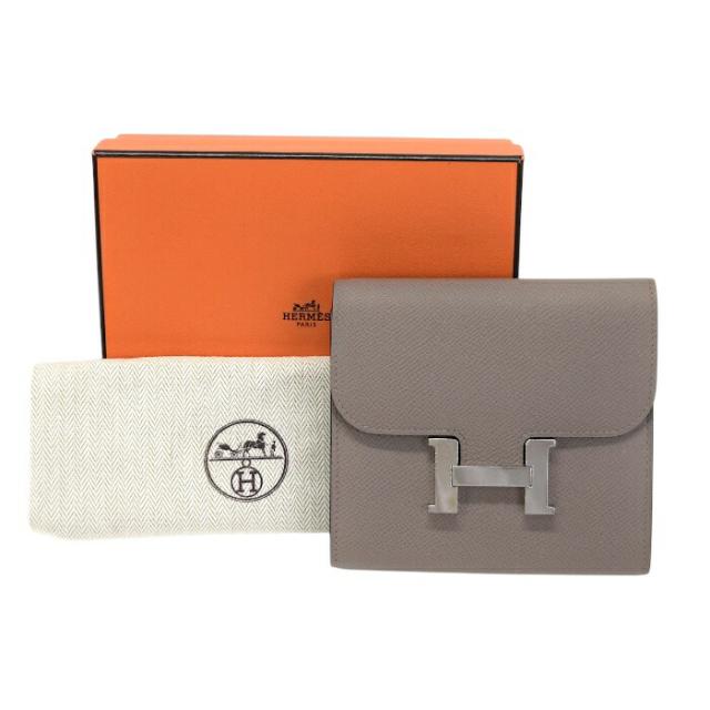 【ABランク】 エルメス HERMES コンスタンス コンパクト エプソン (レザー) SV金具 C刻印 2018年 二つ折り財布 かぶせ蓋 ミディアムウォレット H金具 トゥルティエールグレー (グレージュ) 正規品 中古 mbl10006