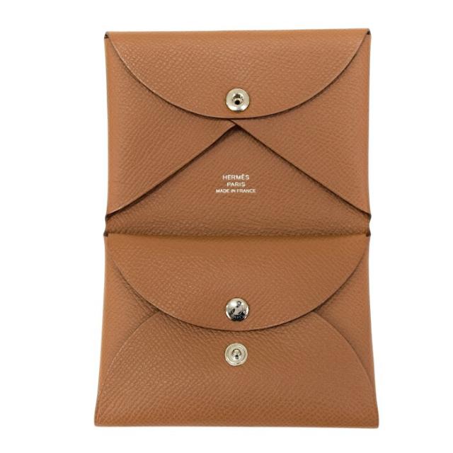 【SAランク】 エルメス HERMES カルヴィ デュオ エプソン (レザー) W刻印 (2024年) カードケース ケース コンパクトウォレット 二つ折り財布 ミニ財布 マルチケース ゴールド (ブラウン) 正規品 極美品 中古 mbm15003 SAランク】 エルメス HERMES カルヴィ デュオ エプソン (レザー) W刻印