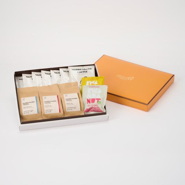 【AFRICAN STORIES】全種お試しギフトセット  (スペシャルティコーヒー & マカダミアナッツ 全種お試しセット (タンザニア産 中浅煎り珈琲 100g×3種類, ルワンダ産 マカダミアナッツ 塩味/ハニークランチ味30g各種1個, ドリップバッグ7個セット) の通販は 4,836円