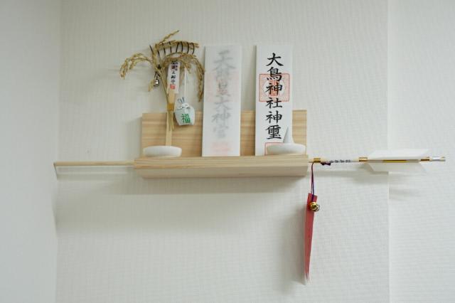 神棚 小 鳥居付き神棚 A\u0026K ミニS榊 鳥居付き神棚セット ST-033 金の榊・鳥居付き