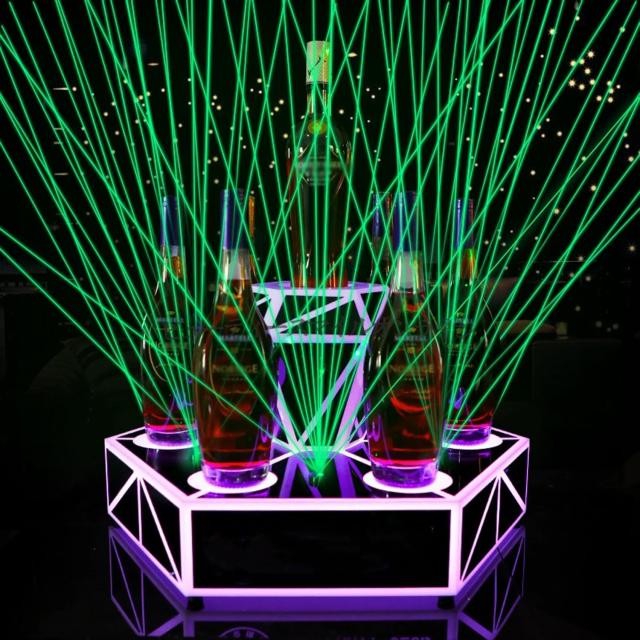 LED発光 酒瓶ディスプレイ棚 バー用 ナイトクラブ用 ピンク光 ワインボトル展示 省スペース設計 高級感溢れる KTVドリンク小道具 注目度抜群 雰囲気演出に最適 自動点灯 静音タイプ 業務用耐久素材