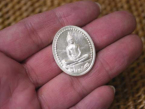 タイ-ワット・ソートンのシルバープラクルアンその2 タイでは超有名なお守りの一種です タイのお守り エスニック アジアン雑貨