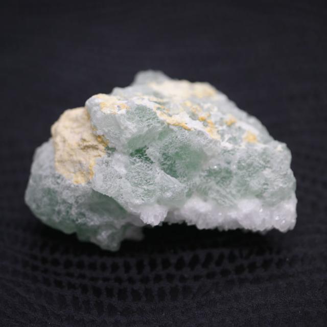 フローライトクラスター１点物　水晶共生 約136.2ｇ 天然石・置き物 ポスト投函配送不可