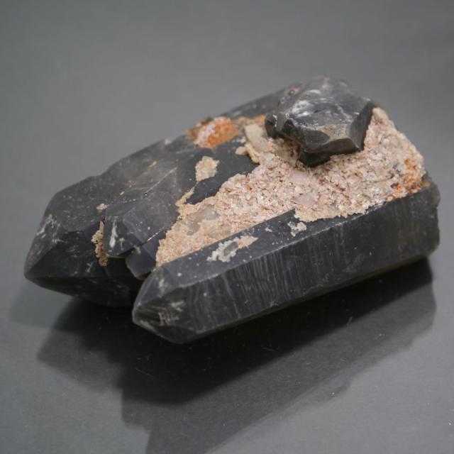 モリオン クラスター ケアンゴーム クラスター チベット産 黒水晶 1点物 魔除け 除障石 破邪 浄化 約658.0g 天然石・置き物
